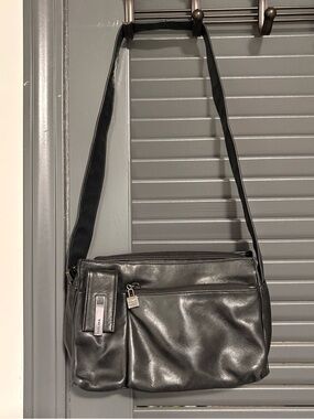 Perlina Vintage Black Leather Shoulder Bag with Front Pocket